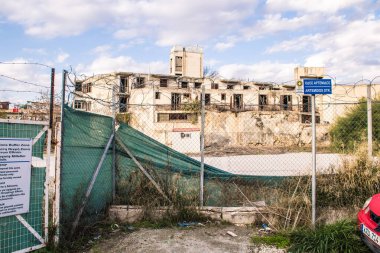 Lefkoşe, Kıbrıs - Kıbrıs Rum Kesimi 'nin koronavirüs salgını sırasında bölünmüş Lefkoşe kentindeki Birleşmiş Milletler Barış Gücü tarafından kontrol edilen 25 Aralık 2021