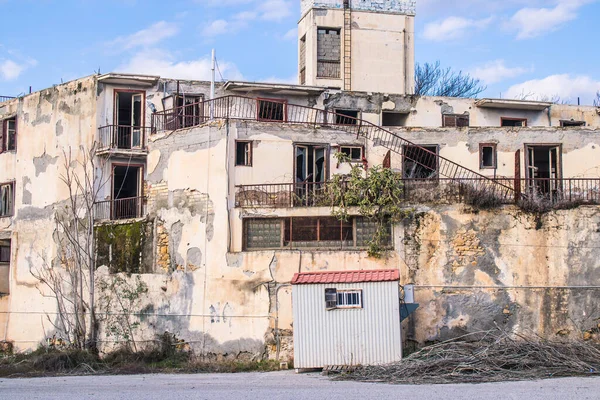 Lefkoşe, Kıbrıs - Kıbrıs Rum Kesimi 'nin koronavirüs salgını sırasında bölünmüş Lefkoşe kentindeki Birleşmiş Milletler Barış Gücü tarafından kontrol edilen 25 Aralık 2021