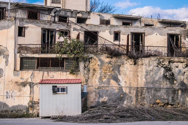 Lefkoşe, Kıbrıs - Kıbrıs Rum Kesimi 'nin koronavirüs salgını sırasında bölünmüş Lefkoşe kentindeki Birleşmiş Milletler Barış Gücü tarafından kontrol edilen 25 Aralık 2021