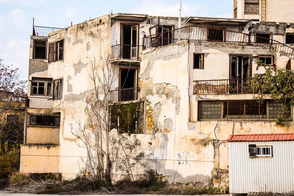 Lefkoşe, Kıbrıs - Kıbrıs Rum Kesimi 'nin koronavirüs salgını sırasında bölünmüş Lefkoşe kentindeki Birleşmiş Milletler Barış Gücü tarafından kontrol edilen 25 Aralık 2021