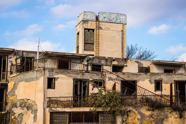 Lefkoşe, Kıbrıs - Kıbrıs Rum Kesimi 'nin koronavirüs salgını sırasında bölünmüş Lefkoşe kentindeki Birleşmiş Milletler Barış Gücü tarafından kontrol edilen 25 Aralık 2021