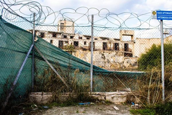 Lefkoşe, Kıbrıs - Kıbrıs Rum Kesimi 'nin koronavirüs salgını sırasında bölünmüş Lefkoşe kentindeki Birleşmiş Milletler Barış Gücü tarafından kontrol edilen 25 Aralık 2021