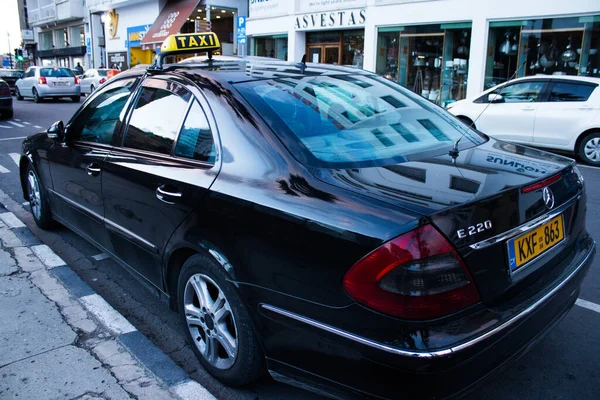 Nikozja Cypr Grudnia 2021 Cypryjska Taksówka Tocząca Się Ulicach Nikozji — Zdjęcie stockowe
