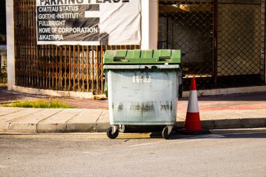 Lefkoşe, Kıbrıs - Kıbrıs adasındaki Lefkoşe sokaklarında 25 Aralık 2021 Çöp konteyneri