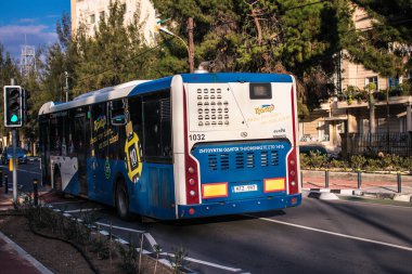 Lefkoşe, Kıbrıs - 25 Aralık 2021 'de Kıbrıs Rum Kesimi' nde meydana gelen koronavirüs salgını sırasında Lefkoşe sokaklarında maske takmak zorunludur