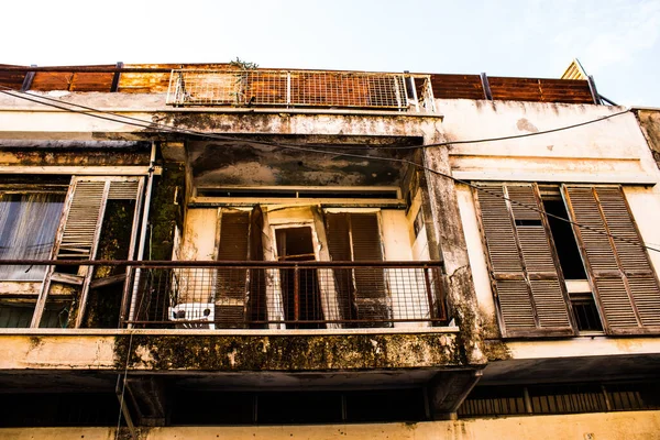 Lefkoşe, Kıbrıs - 29 Aralık 2021 Kıbrıs Rum-Türk tampon bölgesi bölünmüş Lefkoşe kentindeki Birleşmiş Milletler Barış Gücü tarafından kontrol ediliyor.