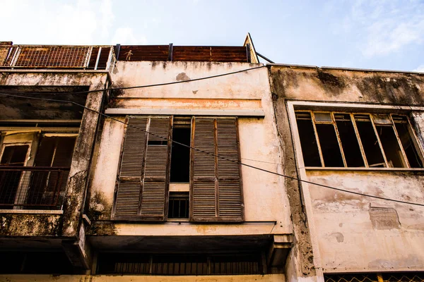 Lefkoşe, Kıbrıs - 29 Aralık 2021 Kıbrıs Rum-Türk tampon bölgesi bölünmüş Lefkoşe kentindeki Birleşmiş Milletler Barış Gücü tarafından kontrol ediliyor.