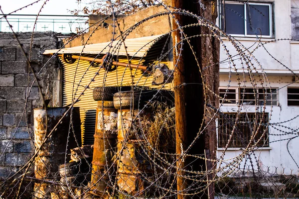 Lefkoşe, Kıbrıs - 29 Aralık 2021 Kıbrıs Rum-Türk tampon bölgesi bölünmüş Lefkoşe kentindeki Birleşmiş Milletler Barış Gücü tarafından kontrol ediliyor.