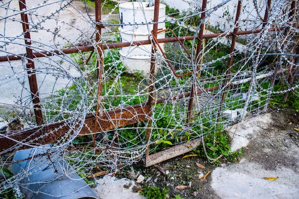 Lefkoşe, Kıbrıs - 29 Aralık 2021 Kıbrıs Rum-Türk tampon bölgesi bölünmüş Lefkoşe kentindeki Birleşmiş Milletler Barış Gücü tarafından kontrol ediliyor.