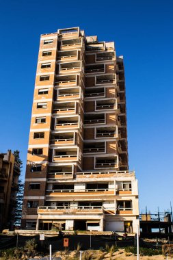Varosha, Kuzey Kıbrıs - 1974 'teki Türk askeri müdahalesi sonrasında sakinleri tarafından terk edilmiş bir hayalet kasaba haline gelen, 1972' de inşa edilmiş bir sahil beldesi Varosha 'nın 04 Ocak 2022 Cityscape of Varosha