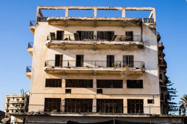 Varosha, Kuzey Kıbrıs - 1974 'teki Türk askeri müdahalesi sonrasında sakinleri tarafından terk edilmiş bir hayalet kasaba haline gelen, 1972' de inşa edilmiş bir sahil beldesi Varosha 'nın 04 Ocak 2022 Cityscape of Varosha