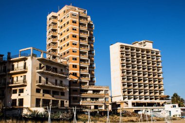 Varosha, Kuzey Kıbrıs - 1974 'teki Türk askeri müdahalesi sonrasında sakinleri tarafından terk edilmiş bir hayalet kasaba haline gelen, 1972' de inşa edilmiş bir sahil beldesi Varosha 'nın 04 Ocak 2022 Cityscape of Varosha