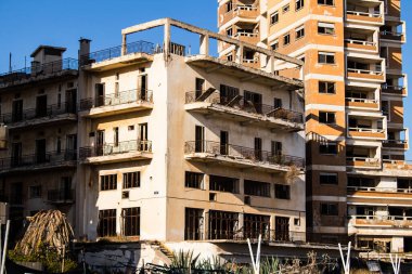 Varosha, Kuzey Kıbrıs - 1974 'teki Türk askeri müdahalesi sonrasında sakinleri tarafından terk edilmiş bir hayalet kasaba haline gelen, 1972' de inşa edilmiş bir sahil beldesi Varosha 'nın 04 Ocak 2022 Cityscape of Varosha