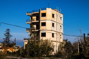 Varosha, Kuzey Kıbrıs - 1974 'teki Türk askeri müdahalesi sonrasında sakinleri tarafından terk edilmiş bir hayalet kasaba haline gelen, 1972' de inşa edilmiş bir sahil beldesi Varosha 'nın 04 Ocak 2022 Cityscape of Varosha