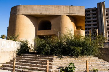 Varosha, Kuzey Kıbrıs - 1974 'teki Türk askeri müdahalesi sonrasında sakinleri tarafından terk edilmiş bir hayalet kasaba haline gelen, 1972' de inşa edilmiş bir sahil beldesi Varosha 'nın 04 Ocak 2022 Cityscape of Varosha