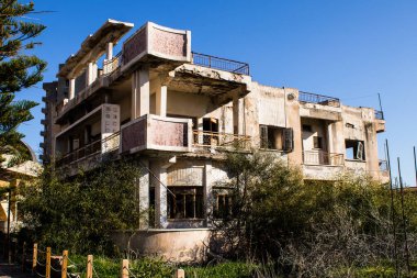 Varosha, Kuzey Kıbrıs - 1974 'teki Türk askeri müdahalesi sonrasında sakinleri tarafından terk edilmiş bir hayalet kasaba haline gelen, 1972' de inşa edilmiş bir sahil beldesi Varosha 'nın 04 Ocak 2022 Cityscape of Varosha