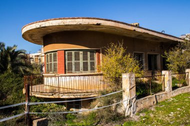 Varosha, Kuzey Kıbrıs - 1974 'teki Türk askeri müdahalesi sonrasında sakinleri tarafından terk edilmiş bir hayalet kasaba haline gelen, 1972' de inşa edilmiş bir sahil beldesi Varosha 'nın 04 Ocak 2022 Cityscape of Varosha