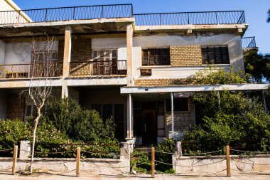 Varosha, Kuzey Kıbrıs - 1974 'teki Türk askeri müdahalesi sonrasında sakinleri tarafından terk edilmiş bir hayalet kasaba haline gelen, 1972' de inşa edilmiş bir sahil beldesi Varosha 'nın 04 Ocak 2022 Cityscape of Varosha