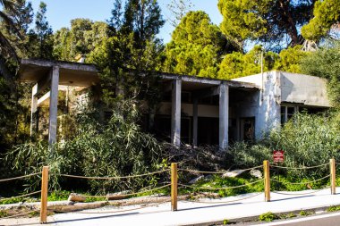 Varosha, Kuzey Kıbrıs - 1974 'teki Türk askeri müdahalesi sonrasında sakinleri tarafından terk edilmiş bir hayalet kasaba haline gelen, 1972' de inşa edilmiş bir sahil beldesi Varosha 'nın 04 Ocak 2022 Cityscape of Varosha