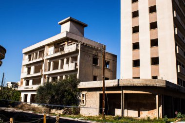 Varosha, Kuzey Kıbrıs - 1974 'teki Türk askeri müdahalesi sonrasında sakinleri tarafından terk edilmiş bir hayalet kasaba haline gelen, 1972' de inşa edilmiş bir sahil beldesi Varosha 'nın 04 Ocak 2022 Cityscape of Varosha