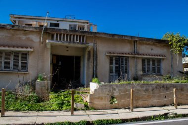 Varosha, Kuzey Kıbrıs - 1974 'teki Türk askeri müdahalesi sonrasında sakinleri tarafından terk edilmiş bir hayalet kasaba haline gelen, 1972' de inşa edilmiş bir sahil beldesi Varosha 'nın 04 Ocak 2022 Cityscape of Varosha