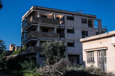 Varosha, Kuzey Kıbrıs - 1974 'teki Türk askeri müdahalesi sonrasında sakinleri tarafından terk edilmiş bir hayalet kasaba haline gelen, 1972' de inşa edilmiş bir sahil beldesi Varosha 'nın 04 Ocak 2022 Cityscape of Varosha