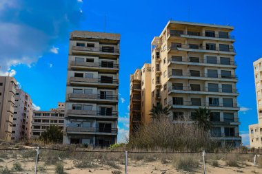Varosha, Kuzey Kıbrıs - 1974 'teki Türk askeri müdahalesi sonrasında sakinleri tarafından terk edilmiş bir hayalet kasaba haline gelen, 1972' de inşa edilmiş bir sahil beldesi Varosha 'nın 04 Ocak 2022 Cityscape of Varosha