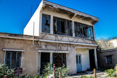 Varosha, Kuzey Kıbrıs - 1974 'teki Türk askeri müdahalesi sonrasında sakinleri tarafından terk edilmiş bir hayalet kasaba haline gelen, 1972' de inşa edilmiş bir sahil beldesi Varosha 'nın 04 Ocak 2022 Cityscape of Varosha