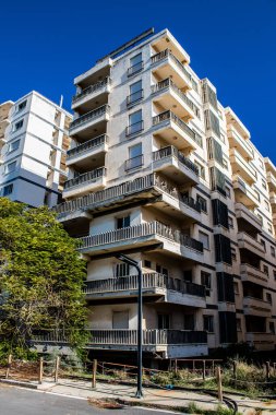 Varosha, Kuzey Kıbrıs - 1974 'teki Türk askeri müdahalesi sonrasında sakinleri tarafından terk edilmiş bir hayalet kasaba haline gelen, 1972' de inşa edilmiş bir sahil beldesi Varosha 'nın 04 Ocak 2022 Cityscape of Varosha