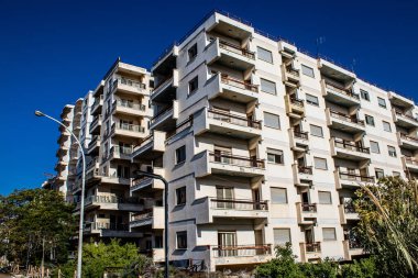 Varosha, Kuzey Kıbrıs - 1974 'teki Türk askeri müdahalesi sonrasında sakinleri tarafından terk edilmiş bir hayalet kasaba haline gelen, 1972' de inşa edilmiş bir sahil beldesi Varosha 'nın 04 Ocak 2022 Cityscape of Varosha