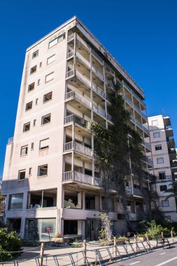 Varosha, Kuzey Kıbrıs - 1974 'teki Türk askeri müdahalesi sonrasında sakinleri tarafından terk edilmiş bir hayalet kasaba haline gelen, 1972' de inşa edilmiş bir sahil beldesi Varosha 'nın 04 Ocak 2022 Cityscape of Varosha