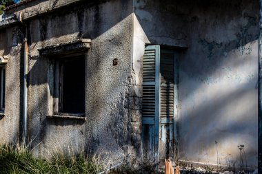 Varosha, Kuzey Kıbrıs - 1974 'teki Türk askeri müdahalesi sonrasında sakinleri tarafından terk edilmiş bir hayalet kasaba haline gelen, 1972' de inşa edilmiş bir sahil beldesi Varosha 'nın 04 Ocak 2022 Cityscape of Varosha