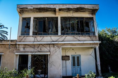 Varosha, Kuzey Kıbrıs - 1974 'teki Türk askeri müdahalesi sonrasında sakinleri tarafından terk edilmiş bir hayalet kasaba haline gelen, 1972' de inşa edilmiş bir sahil beldesi Varosha 'nın 04 Ocak 2022 Cityscape of Varosha