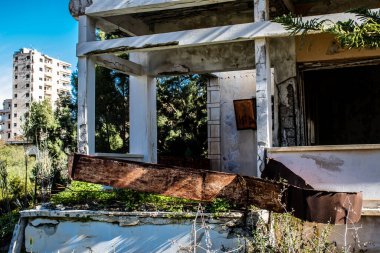 Varosha, Kuzey Kıbrıs - 1974 'teki Türk askeri müdahalesi sonrasında sakinleri tarafından terk edilmiş bir hayalet kasaba haline gelen, 1972' de inşa edilmiş bir sahil beldesi Varosha 'nın 04 Ocak 2022 Cityscape of Varosha