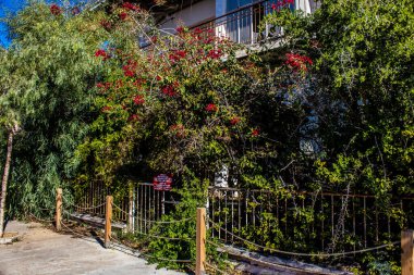 Varosha, Kuzey Kıbrıs - 1974 'teki Türk askeri müdahalesi sonrasında sakinleri tarafından terk edilmiş bir hayalet kasaba haline gelen, 1972' de inşa edilmiş bir sahil beldesi Varosha 'nın 04 Ocak 2022 Cityscape of Varosha