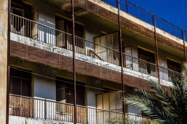 Varosha, Kuzey Kıbrıs - 1974 'teki Türk askeri müdahalesi sonrasında sakinleri tarafından terk edilmiş bir hayalet kasaba haline gelen, 1972' de inşa edilmiş bir sahil beldesi Varosha 'nın 04 Ocak 2022 Cityscape of Varosha