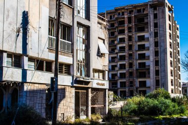 Varosha, Kuzey Kıbrıs - 1974 'teki Türk askeri müdahalesi sonrasında sakinleri tarafından terk edilmiş bir hayalet kasaba haline gelen, 1972' de inşa edilmiş bir sahil beldesi Varosha 'nın 04 Ocak 2022 Cityscape of Varosha