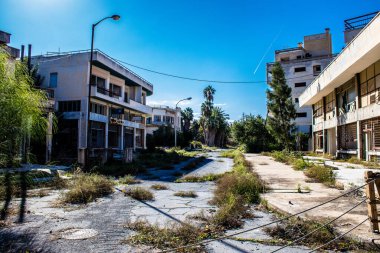 Varosha, Kuzey Kıbrıs - 1974 'teki Türk askeri müdahalesi sonrasında sakinleri tarafından terk edilmiş bir hayalet kasaba haline gelen, 1972' de inşa edilmiş bir sahil beldesi Varosha 'nın 04 Ocak 2022 Cityscape of Varosha