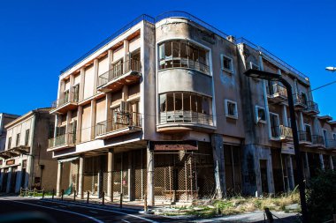 Varosha, Kuzey Kıbrıs - 1974 'teki Türk askeri müdahalesi sonrasında sakinleri tarafından terk edilmiş bir hayalet kasaba haline gelen, 1972' de inşa edilmiş bir sahil beldesi Varosha 'nın 04 Ocak 2022 Cityscape of Varosha