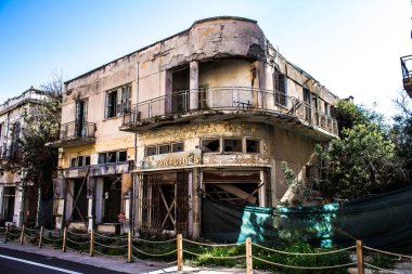 Varosha, Kuzey Kıbrıs - 1974 'teki Türk askeri müdahalesi sonrasında sakinleri tarafından terk edilmiş bir hayalet kasaba haline gelen, 1972' de inşa edilmiş bir sahil beldesi Varosha 'nın 04 Ocak 2022 Cityscape of Varosha