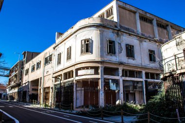 Varosha, Kuzey Kıbrıs - 1974 'teki Türk askeri müdahalesi sonrasında sakinleri tarafından terk edilmiş bir hayalet kasaba haline gelen, 1972' de inşa edilmiş bir sahil beldesi Varosha 'nın 04 Ocak 2022 Cityscape of Varosha