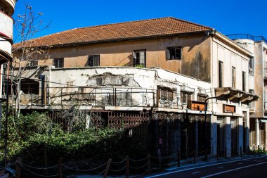 Varosha, Kuzey Kıbrıs - 1974 'teki Türk askeri müdahalesi sonrasında sakinleri tarafından terk edilmiş bir hayalet kasaba haline gelen, 1972' de inşa edilmiş bir sahil beldesi Varosha 'nın 04 Ocak 2022 Cityscape of Varosha