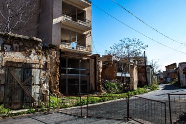 Varosha, Kuzey Kıbrıs - 1974 'teki Türk askeri müdahalesi sonrasında sakinleri tarafından terk edilmiş bir hayalet kasaba haline gelen, 1972' de inşa edilmiş bir sahil beldesi Varosha 'nın 04 Ocak 2022 Cityscape of Varosha