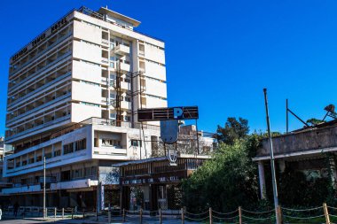 Varosha, Kuzey Kıbrıs - 1974 'teki Türk askeri müdahalesi sonrasında sakinleri tarafından terk edilmiş bir hayalet kasaba haline gelen, 1972' de inşa edilmiş bir sahil beldesi Varosha 'nın 04 Ocak 2022 Cityscape of Varosha