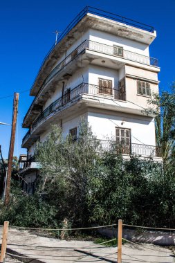 Varosha, Kuzey Kıbrıs - 1974 'teki Türk askeri müdahalesi sonrasında sakinleri tarafından terk edilmiş bir hayalet kasaba haline gelen, 1972' de inşa edilmiş bir sahil beldesi Varosha 'nın 04 Ocak 2022 Cityscape of Varosha