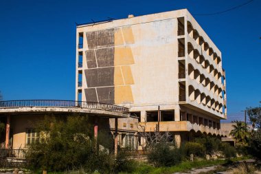 Varosha, Kuzey Kıbrıs - 1974 'teki Türk askeri müdahalesi sonrasında sakinleri tarafından terk edilmiş bir hayalet kasaba haline gelen, 1972' de inşa edilmiş bir sahil beldesi Varosha 'nın 04 Ocak 2022 Cityscape of Varosha