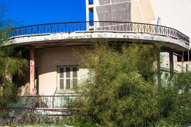 Varosha, Kuzey Kıbrıs - 1974 'teki Türk askeri müdahalesi sonrasında sakinleri tarafından terk edilmiş bir hayalet kasaba haline gelen, 1972' de inşa edilmiş bir sahil beldesi Varosha 'nın 04 Ocak 2022 Cityscape of Varosha