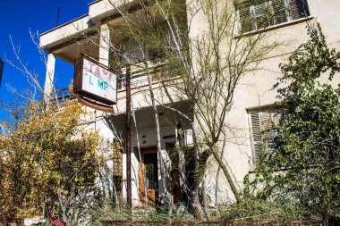 Varosha, Kuzey Kıbrıs - 1974 'teki Türk askeri müdahalesi sonrasında sakinleri tarafından terk edilmiş bir hayalet kasaba haline gelen, 1972' de inşa edilmiş bir sahil beldesi Varosha 'nın 04 Ocak 2022 Cityscape of Varosha