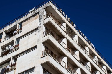 Varosha, Kuzey Kıbrıs - 1974 'teki Türk askeri müdahalesi sonrasında sakinleri tarafından terk edilmiş bir hayalet kasaba haline gelen, 1972' de inşa edilmiş bir sahil beldesi Varosha 'nın 04 Ocak 2022 Cityscape of Varosha