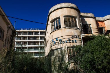 Varosha, Kuzey Kıbrıs - 1974 'teki Türk askeri müdahalesi sonrasında sakinleri tarafından terk edilmiş bir hayalet kasaba haline gelen, 1972' de inşa edilmiş bir sahil beldesi Varosha 'nın 04 Ocak 2022 Cityscape of Varosha